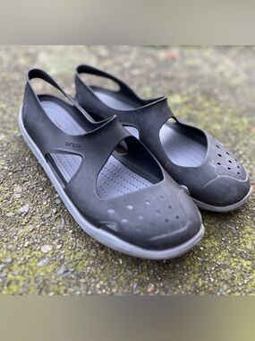 CROCS Black Swiftwater wave Slingback Flats Sz 7